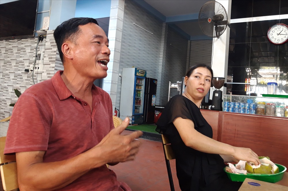 Ông Nguyễn Tiến Quyền cùng vợ cho biết cho biết rất có niềm tin con mình cùng đồng đội sẽ giành huy chương vàng. Ảnh: Đình Trọng