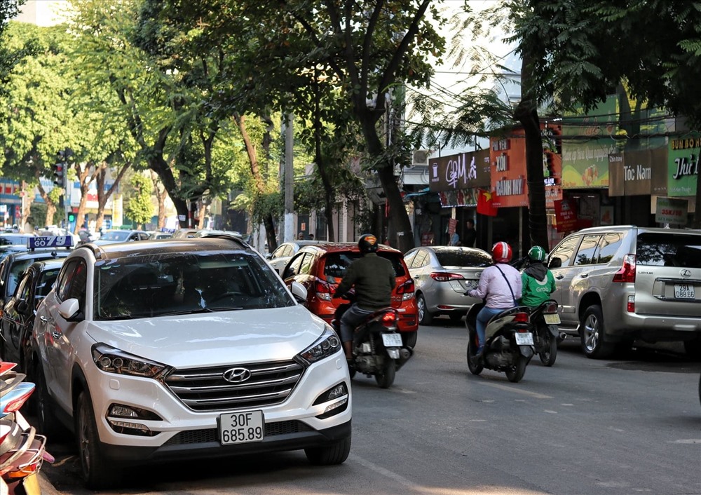 Nhiều chủ phương tiện trên tuyến phố Hà Thuyên (Hà Nội) bất chấp quy định, ngang nhiên đỗ xe ở cả hai bên đường.