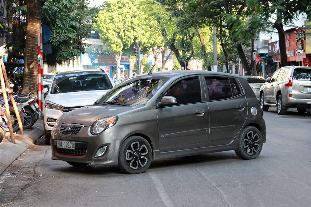 Đường trống chỗ nào là các xe nhanh chóng tạt vào.