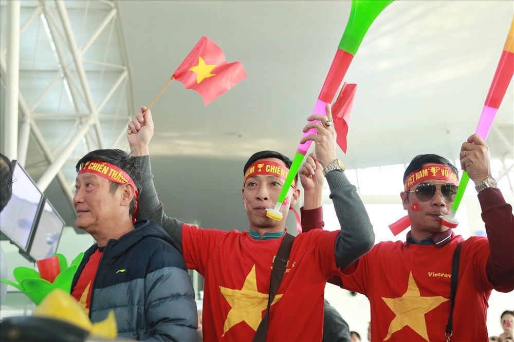 Người hâm mộ bóng đá VN hướng về đội tuyển. Ảnh: LDO