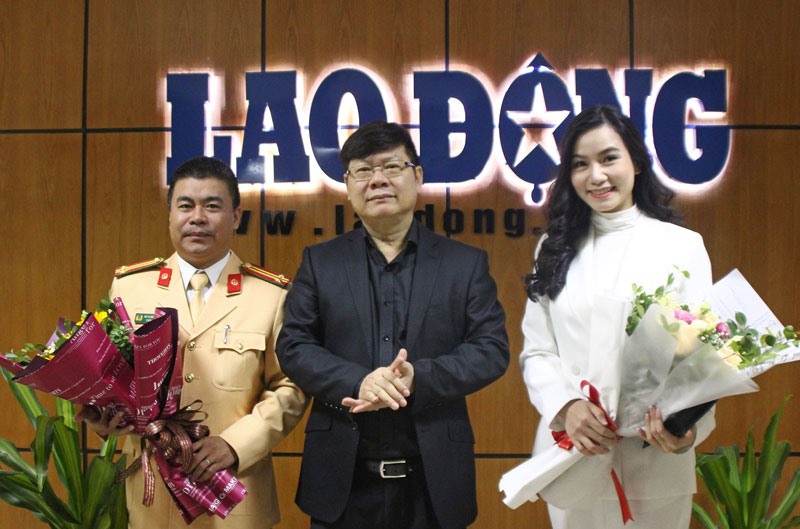 Phó Tổng Biên tập Báo Lao Động Nguyễn Đình Chúc tặng hoa các khách mời dự tọa đàm. Ảnh: Tô Thế