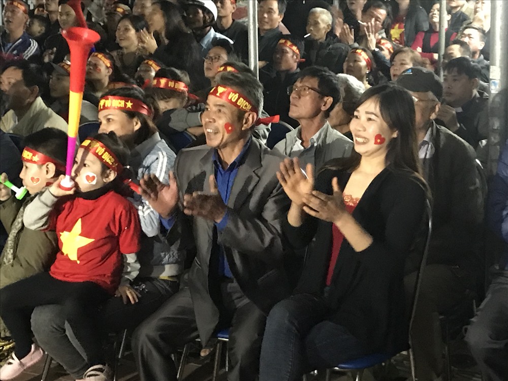 Gia đình thủ môn Văn Toản không giấu được niềm vui khi đội bóng nước nhà ghi bàn vào lưới Indonesia. ảnh Mai Dung