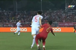 Tình huống Văn Hậu "tiễn" cầu thủ nguy hiểm nhất U22 Indonesia rời sân