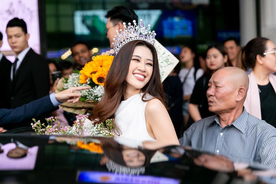 từ khi nhận vương miện #MissUniverseVietnam từ chị Hen, Vân đã xác định rõ trọng trách của mình, khao khát nhiệt huyết đại diện Việt Nam tại Miss Universe. Và trước mắt, Vân sẽ phải rèn luyện, học hỏi nhiều hơn nữa... tất cả góp ý của các bạn Vân sẽ luôn lắng nghe, tiếp nhận và hoàn thiện, Cảm ơn mọi người rất nhiều