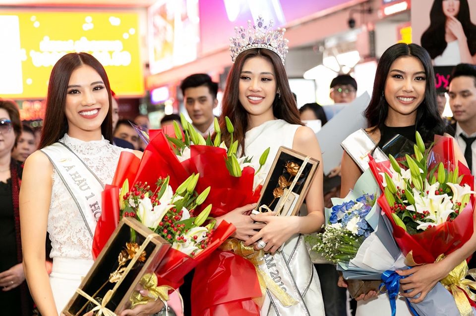 Sau đăng quang, Top 3 Hoa hậu Hoàn vũ Việt Nam 2019 có nhiều hoạt động quảng bá văn hóa du lịch, từ thiện và gặp gỡ lãnh đạo tỉnh Khánh Hòa trước khi di chuyển về TPHCM. Vì thế, rất đông khán giả đã có mặt tại sân bay Tân Sơn Nhất, TPHCM để chào đón Hoa hậu Khánh Vân, Á hậu Kim Duyên, Á hậu Thúy Vân.