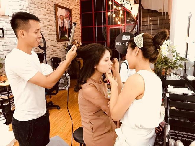 Hùng Dũng luôn dành sự quan tâm đến Mộc Trinh. Ảnh: FBNV