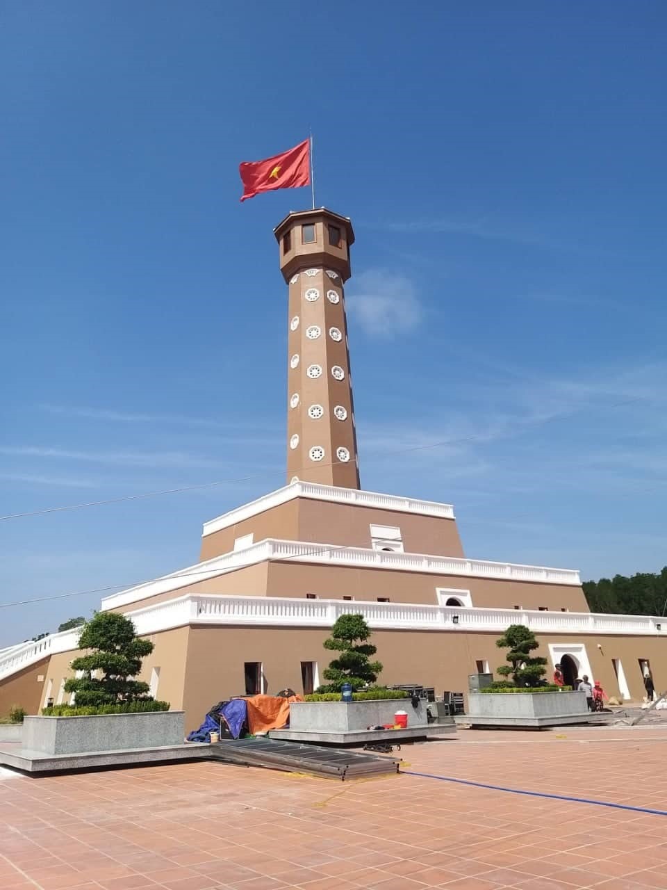 Cột Cở Hà Nội tại Mũi Cà Mau gồm 3 tầng đế và thân cột cờ. Tổng chiều cao công trình, tính cả cán cờ, là hơn 41 mét. (ảnh Nhật Hồ)