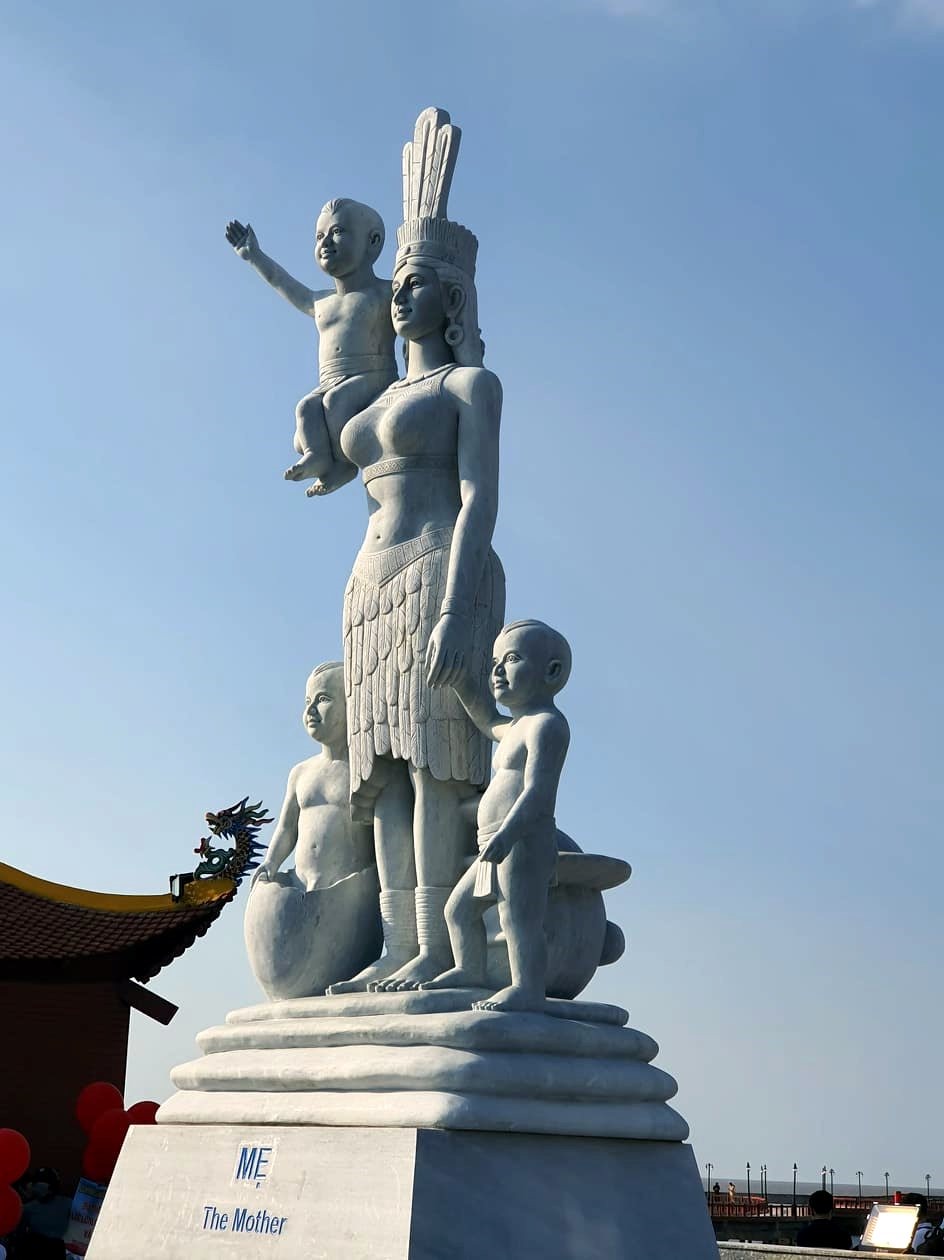 Tượng Mẹ nơi Đất Mũi Cà Mau (ảnh Nhật Hồ)
