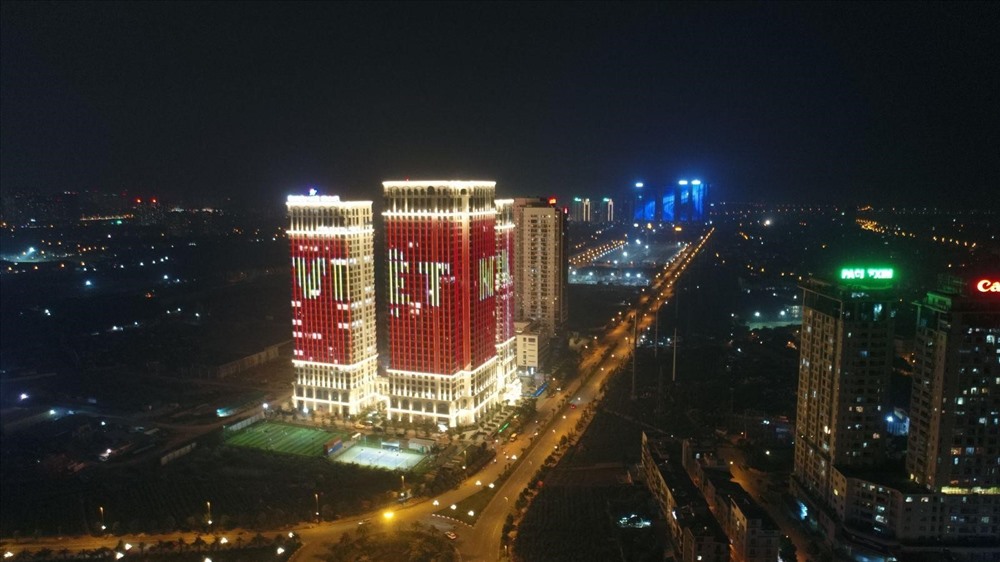 24h trước giờ bóng lăn, dự án Sunshine Riverside đã bật sáng nhằm cổ vũ tinh thần cho đội tuyển Việt Nam.