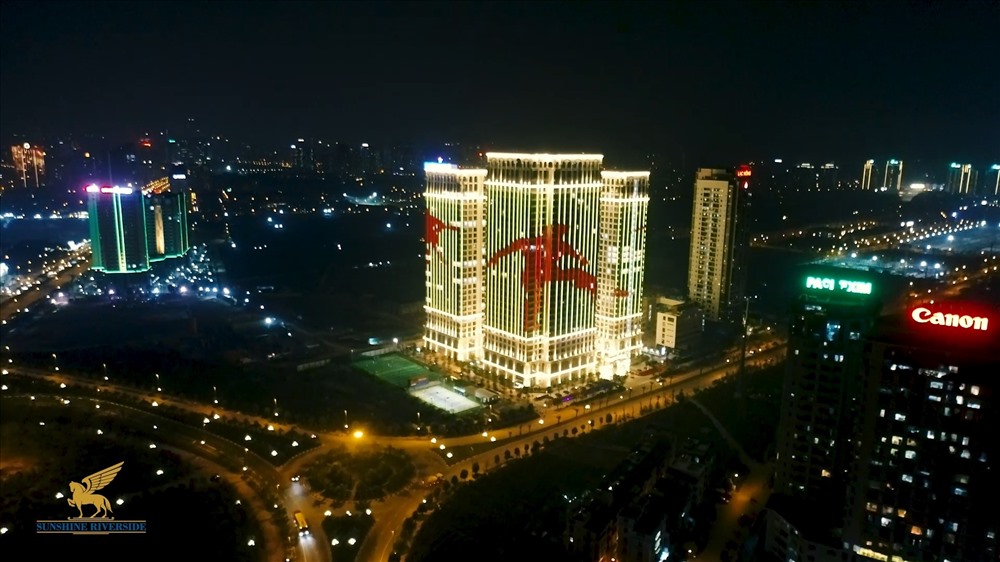 Không chỉ chạy hiệu ứng cờ đỏ sao vàng, hình ảnh các cầu thủ Việt Nam với trái bóng tròn cũng được Sunshine Group khắc họa trên nền đèn Led, thể hiện niềm vui, sự phấn khích trước chiến thắng đậm đà của Việt Nam với Indonesia.