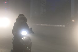Hãi hùng cảnh thổi bụi đường Nguyễn Trãi "tấn công" người đi đường