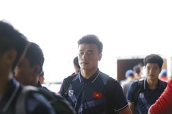 U22 Việt Nam và đội tuyển nữ về nước, Bùi Tiến Dũng trầm lắng ở sân bay
