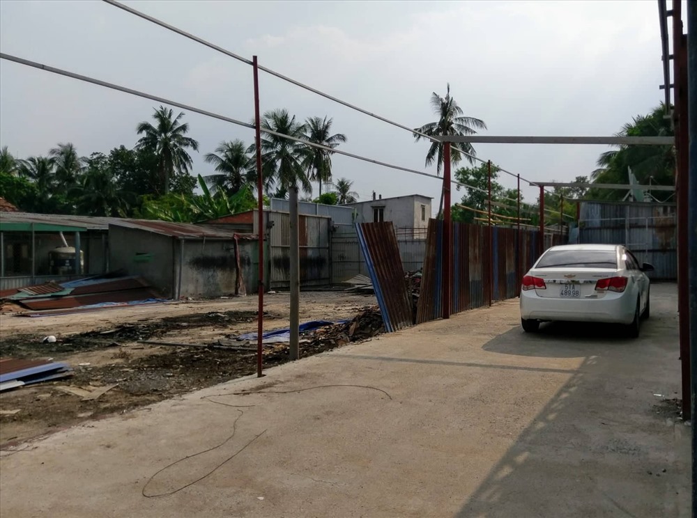 Bên trong công trình trái pháp của ông Lê Hữu Thành được tháo dỡ. Ảnh: M.Q
