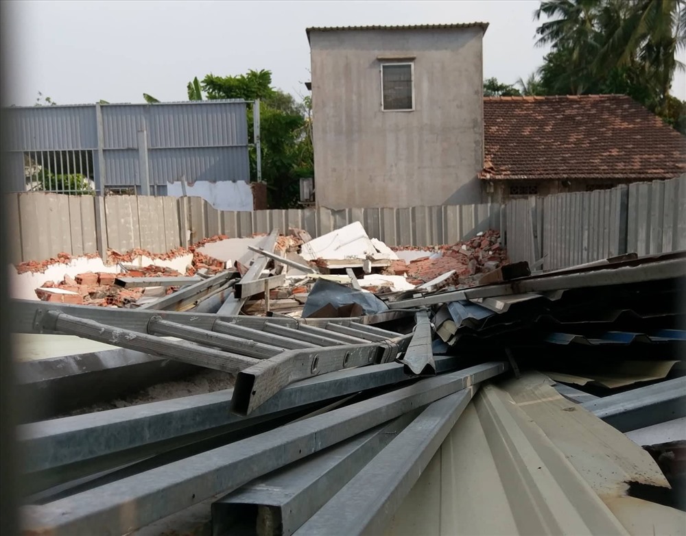 Vật liệu ngổn ngang bên trong công trình trái phép đã tháo dỡ. Nơi đây trước là xưởng gỗ của người thân gia đình ông Lê Hữu Thành xây không phép. Ảnh: M.A