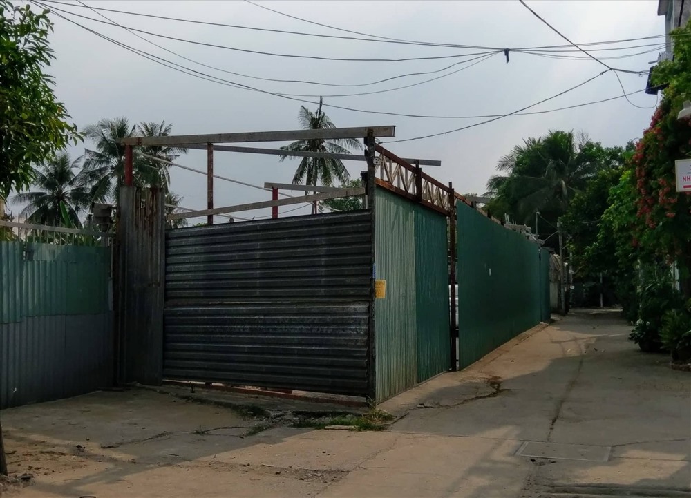 7 công trình trái phép sau khi tháo dỡ mái tôn và khung sắt vẫn còn hàng rào bằng tôn vây quanh. Ảnh: M.Q
