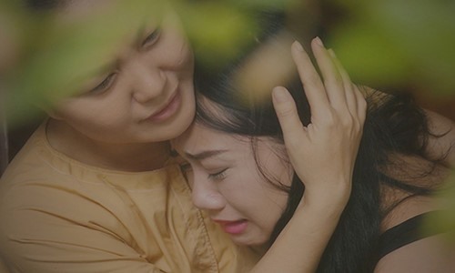 Mẹ con tôi phải nuốt nước mắt, cắn răng nghĩ ra đủ lí do để xin cho đủ tiền học phí. Ảnh minh họa.