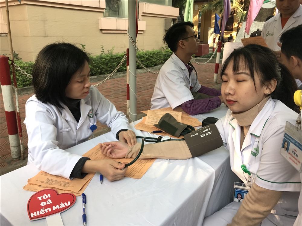 Một số hình ảnh y bác sĩ hiến máu. Ảnh: Thuỳ Linh