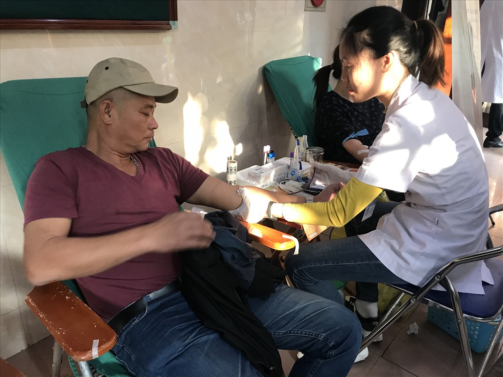 Một số hình ảnh y bác sĩ hiến máu. Ảnh: Thuỳ Linh