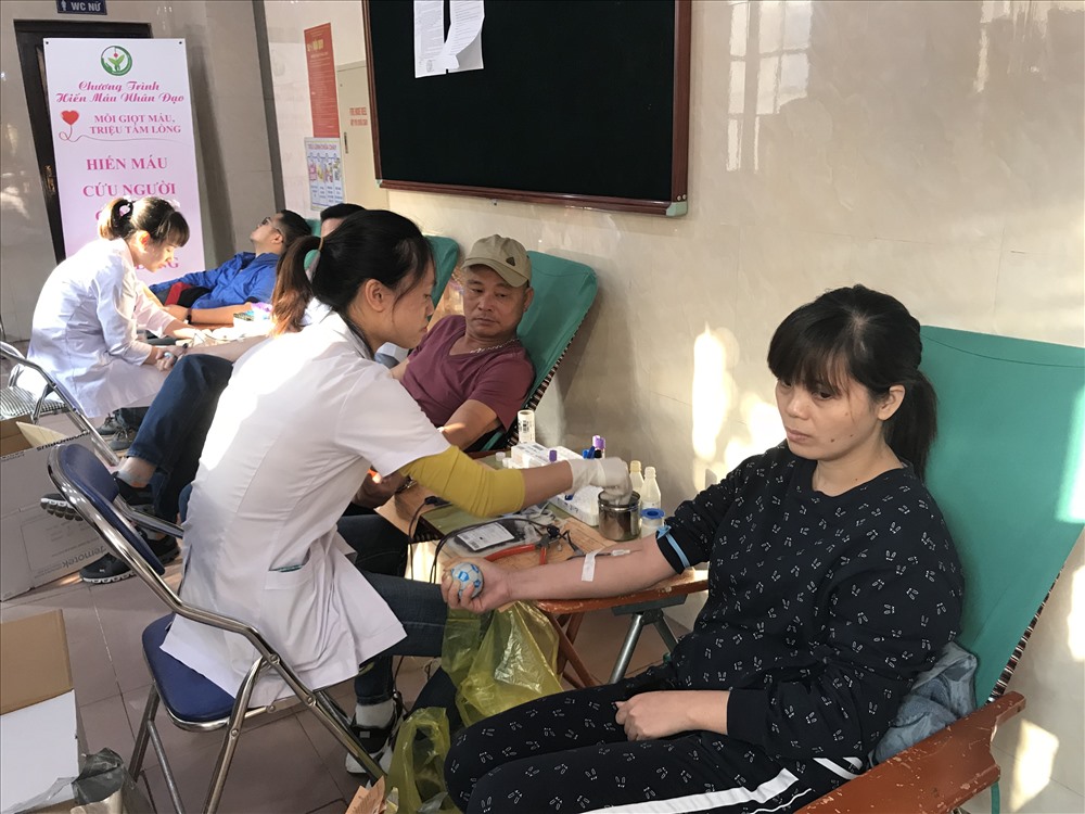 Một số hình ảnh y bác sĩ hiến máu. Ảnh: Thuỳ Linh