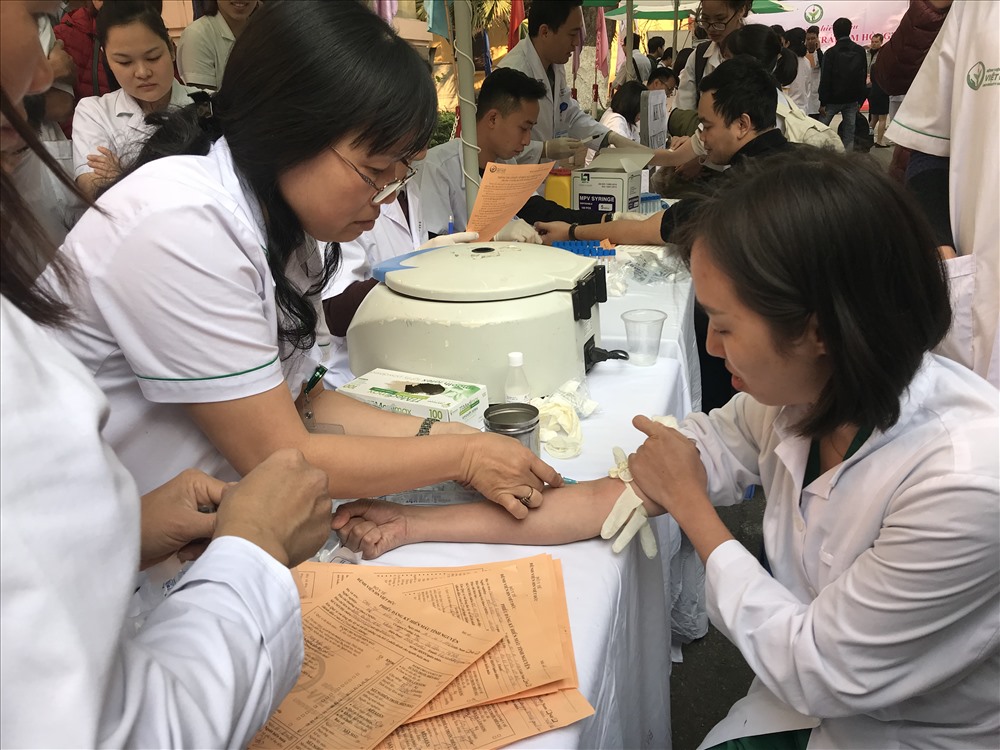 Một số hình ảnh y bác sĩ hiến máu. Ảnh: Thuỳ Linh