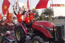 CĐV nhuộm đỏ Nội Bài, lái máy cày, căng băng rôn chờ đón U22 chở về