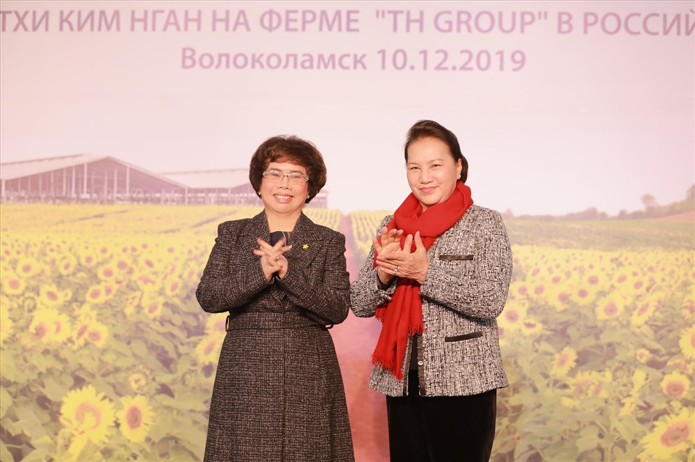 Trong chuyến thăm trang trại bò sữa TH ở Nga, Chủ tịch Quốc hội Nguyễn Thị Kim Ngân đã đánh giá và khen ngợi bà Thái Hương- Nhà sáng lập tập đoàn TH là “người phụ nữ nhỏ bé nhưng nghị lực rất to lớn”.