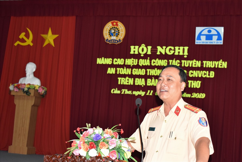 Ngô Văn Bên - Phó Trưởng phòng Cảnh sát đường thủy, CA TP.Cần Thơ - báo cáo tuyên truyền an toàn giao thông. Ảnh: Thành Nhân.
