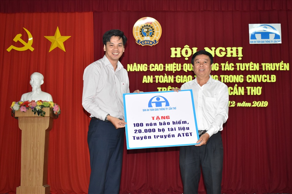 Trao bảng tượng trưng trao quà cho đại diện lãnh đạo LĐLĐ TP.Cần Thơ. Ảnh: Thành Nhân.