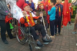 CĐV ngồi xe lăn chờ đón tuyển U22 Việt Nam về nước