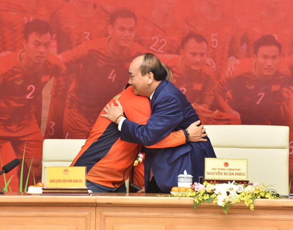 Thủ tướng dành tình cảm cho ông Park Hang-seo. Ảnh: Đ.H