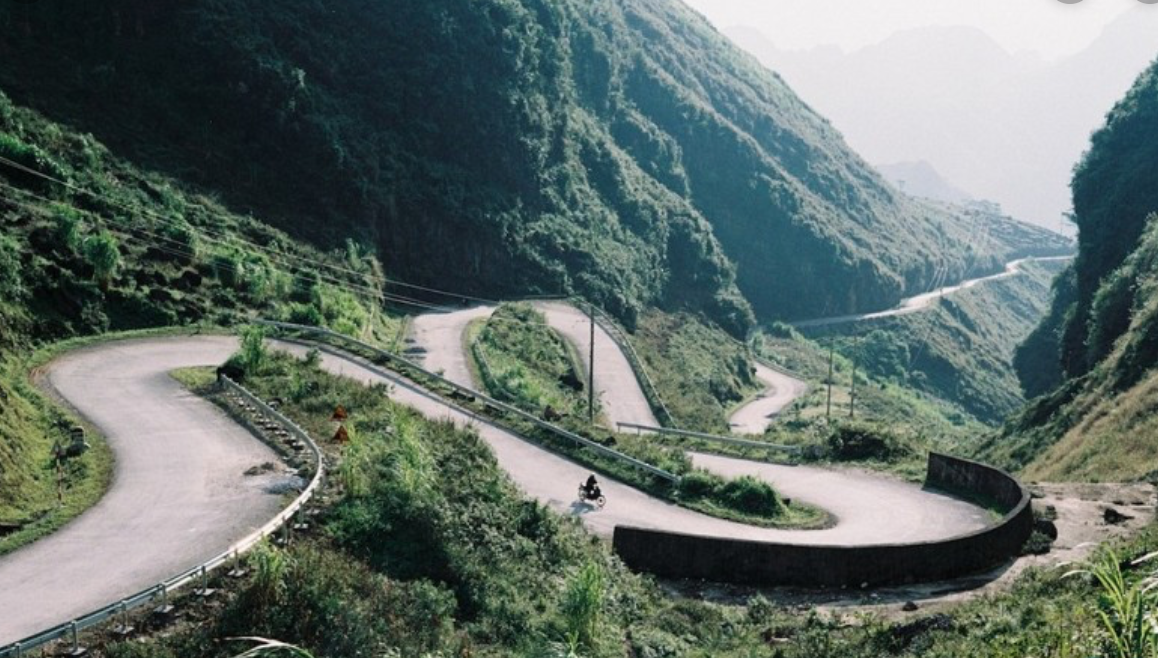 Tốt nhất là bạn nên thả dốc dựa vào độ hãm của hộp số, trường hợp cần thiết thì mới đạp chân phanh. Ảnh ST.