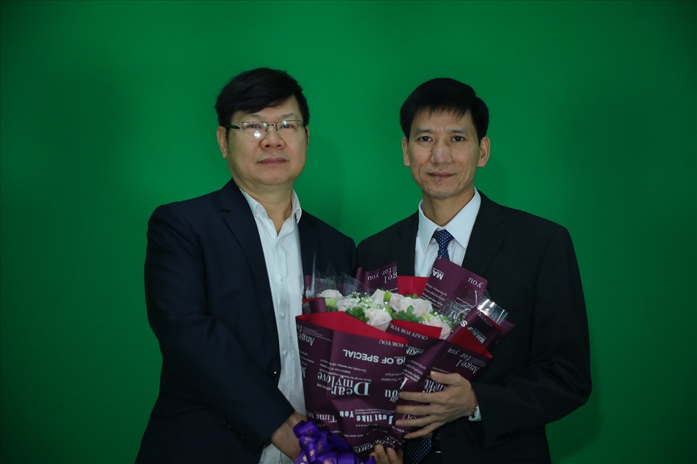 Phó Tổng Biên tập Báo Lao Động Nguyễn Đình Chúc tặng hoa cho khách mời ông Nguyễn Văn Bình – Phó Vụ trưởng Vụ Pháp chế (Bộ LĐTBXH). Ảnh VT