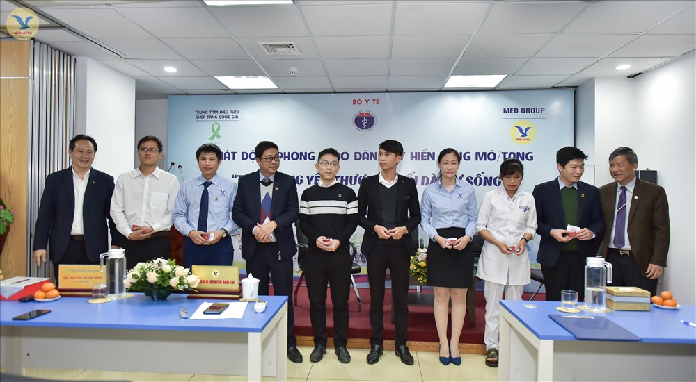 Đại diện 600 cán bộ nhân viên y tế nhận thẻ đăng ký hiến tạng. Ảnh: Đ.V