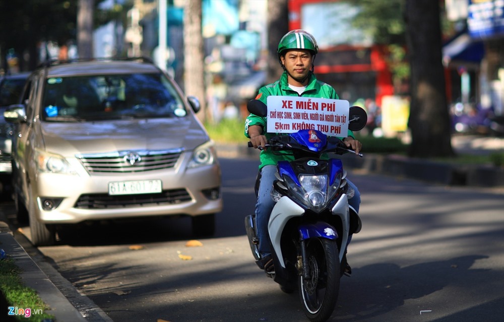 “Nhờ báo đài đưa tin nhiều, tôi được mọi người dần biết đến, họ không còn hủy chuyến mỗi khi thấy tấm biển nữa”, anh Quí hài hước chia sẻ.