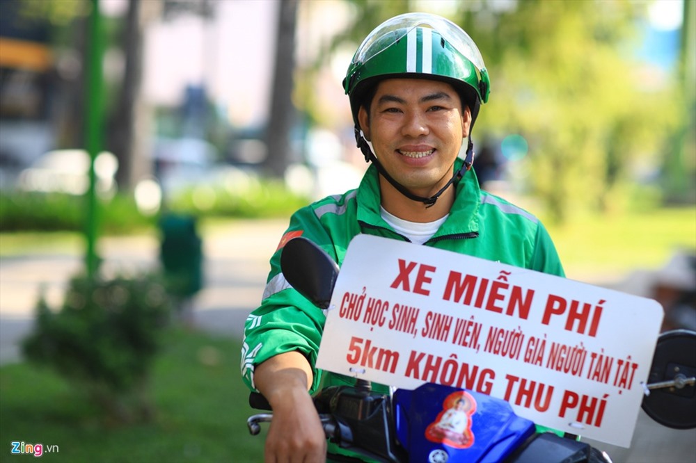 Tài xế GrabBike Trần Văn Quí chạy khắp TP.HCM để chở người nghèo, người tàn tật mà không lấy một đồng nào.