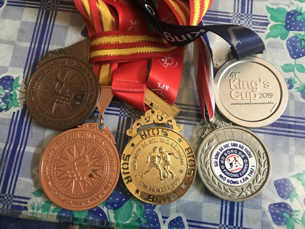 Bộ sưu tập huy chương của thủ môn Văn Toản trước khi có thêm tấm huy chương Vàng SEAgames 30. Ảnh Mai Dung