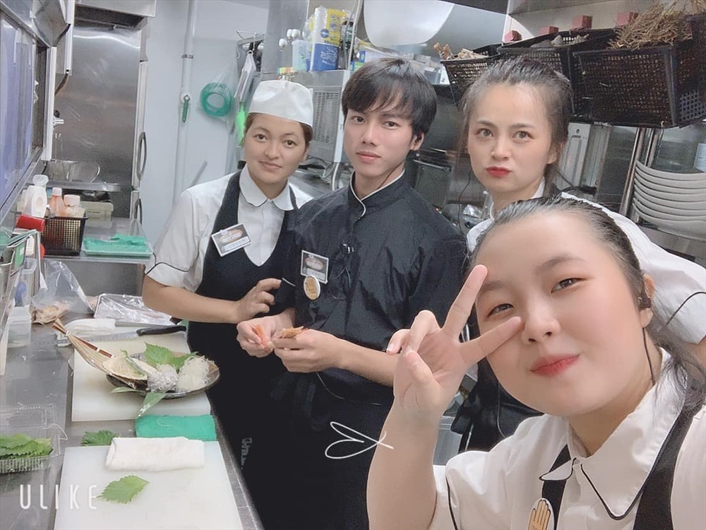 Sau một thời gian, Trang đã thích nghi và nhận công việc làm thêm với thái độ lạc quan, vui vẻ. Ảnh: NVCC
