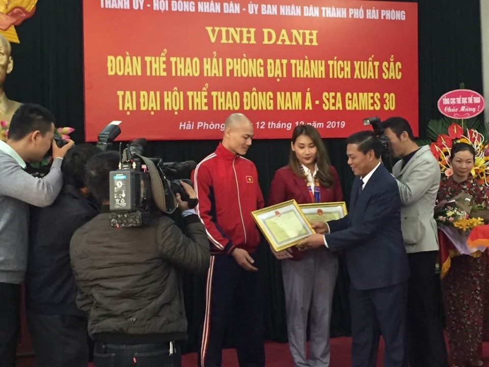 Chủ tịch UBND TP Hải Phòng Nguyễn Văn Tùng khen thưởng cho vận động viên đạt huy chương bạc môn đấu kiếm Đỗ Thị Tâm và huấn luyện viên - ảnh HH