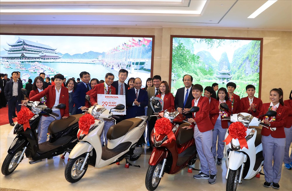Honda Việt Nam trao tặng 29 xe Honda LEAD cho các thành viên Đội tuyển Quốc gia Nữ Việt Nam.