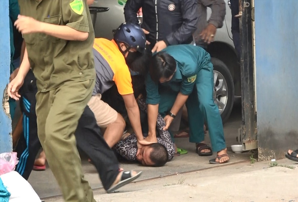 Đối tượng bị khống chế đưa về trụ sở. Ảnh: ĐT