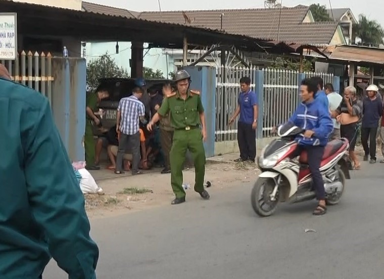 Công an buộc phải xịt hơi cay khống chế đối tượng. Ảnh: ĐT