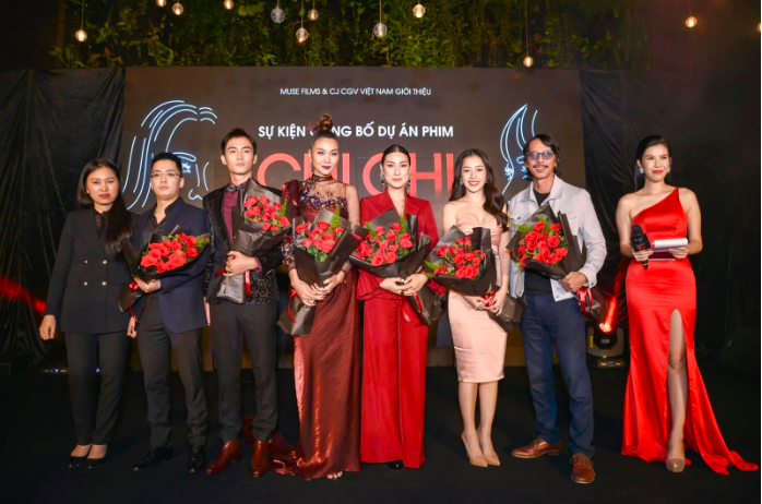 Nhà sản xuất Will Vũ (thứ 2 từ trái vào) cùng dàn diễn viên “Chị chị em em“. Ảnh: CMH.