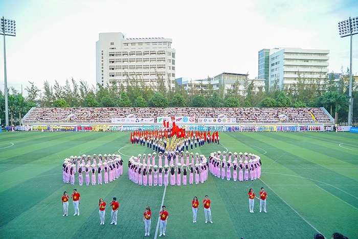 Biểu diễn cổ động tại sân vận động Trường đại học Tôn Đức Thắng. Ảnh: TDTU cung cấp