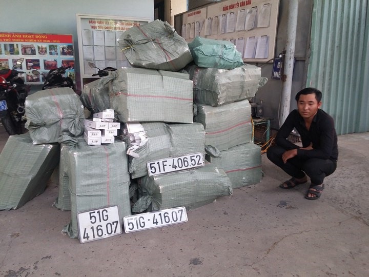 Tài xế xe và số lượng thuốc lá bị công an quận 2 thu giữ. Ảnh: PV