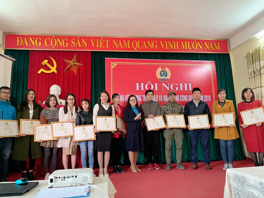 Bà Vũ Thị Minh Phượng - Ủy viên Ban Chấp hành Tổng Liên đoàn Lao động Việt Nam, Chủ tịch Công đoàn các Khu công nghiệp trao Giấy khen cho cá nhân và tập thể “Đã có thành tích xuất sắc trong phong trào thi đua lao động giỏi và xây dựng tổ chức Công đoàn vững mạnh năm 2019”.