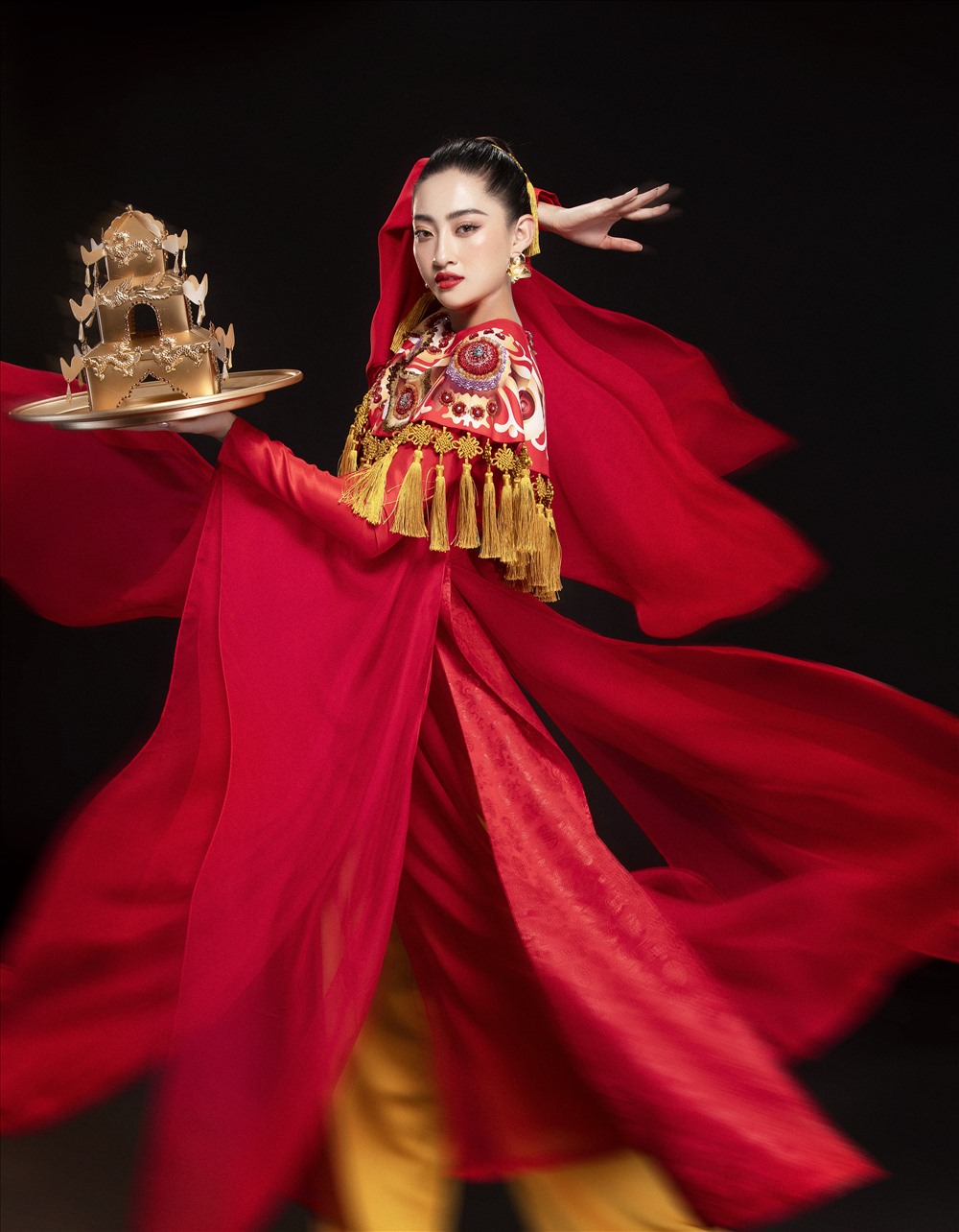  Lương Thùy Linh mang điệu múa mâm vàng thi Hoa hậu Thế giới