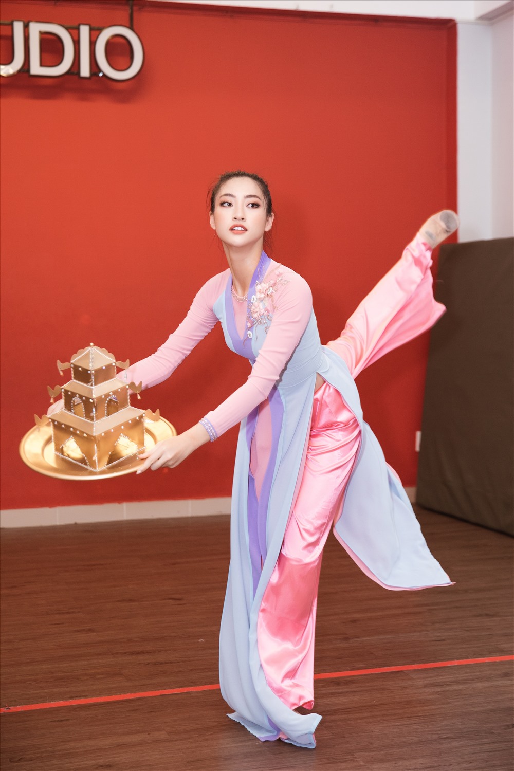 Hoa Hau Luong Thuy L 08 Lương Thùy Linh mang điệu múa mâm vàng thi Hoa hậu Thế giới