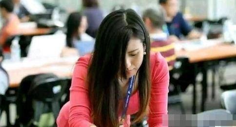 Một vài hình ảnh khác của nữ phóng viên xinh đẹp. Ảnh: AO.