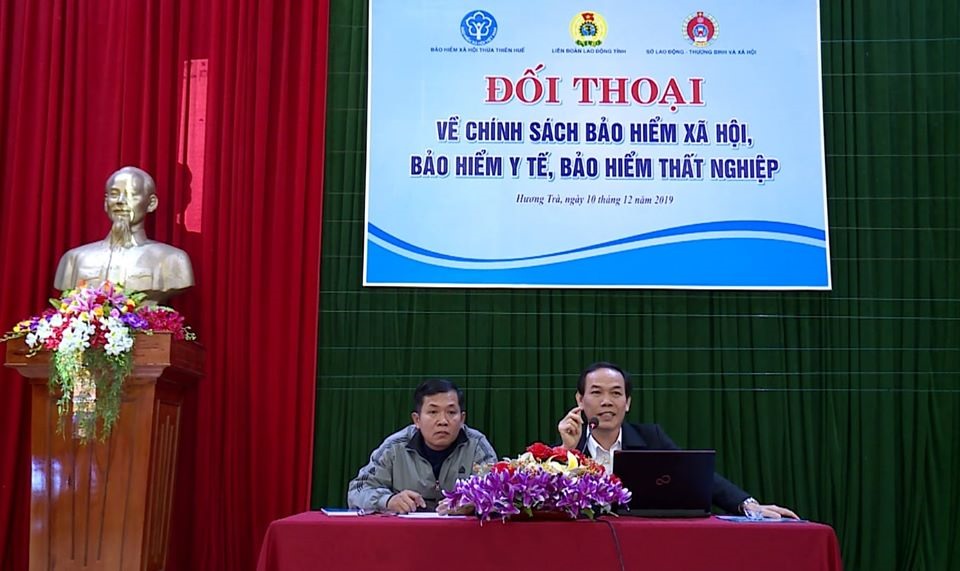 Đại diện các ban, ngành trình bày, giải đáp những thắc mắc liên quan đến các chế độ bảo hiểm. Ảnh: CĐ.
