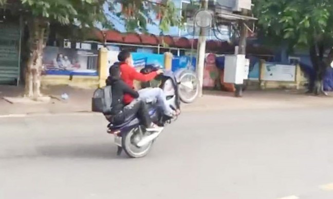 Thanh niên "bốc đầu" xe máy bị phạt hơn 7 triệu đồng | Lao Động Online ...